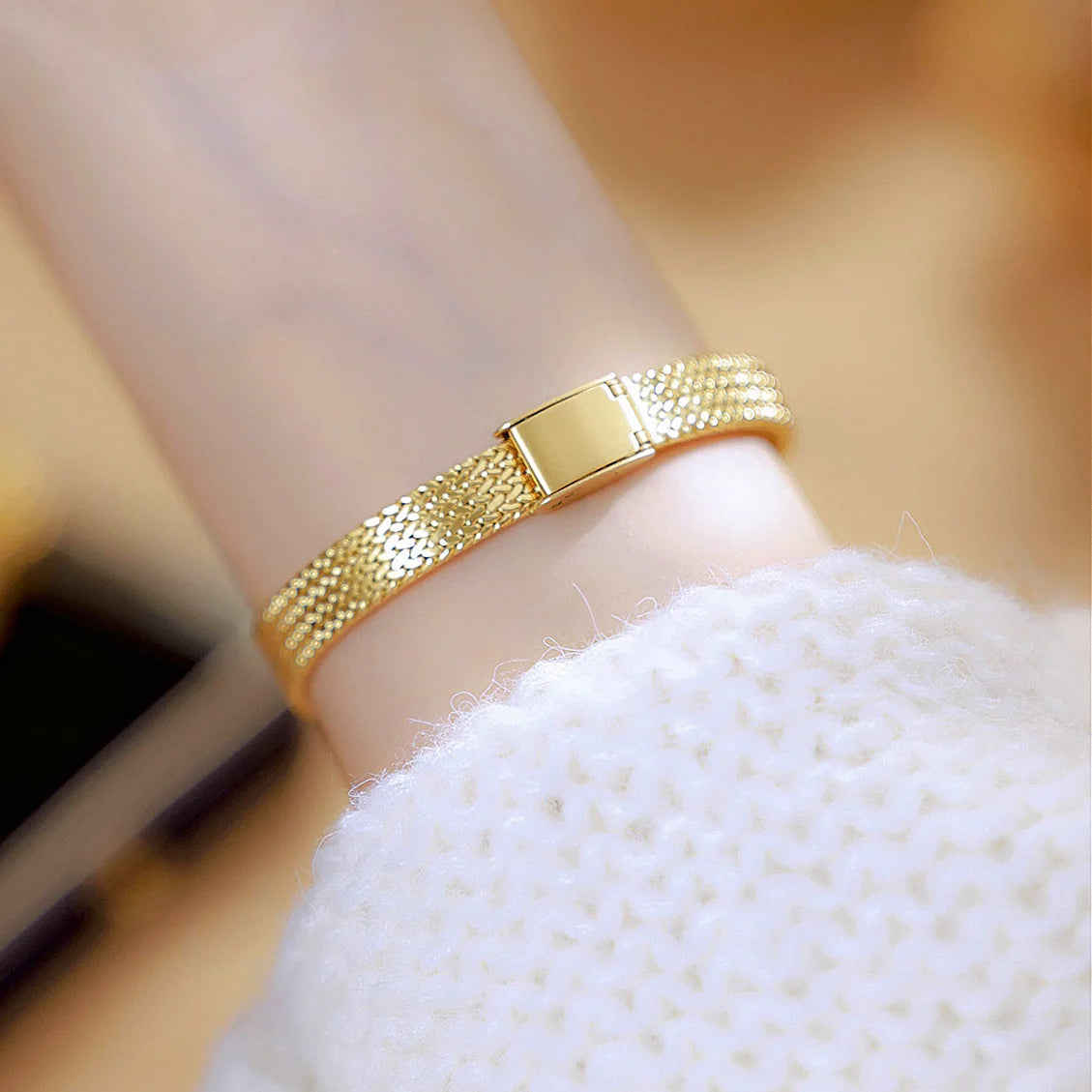 A golden feminine touch that tells the story of your extraordinary elegance