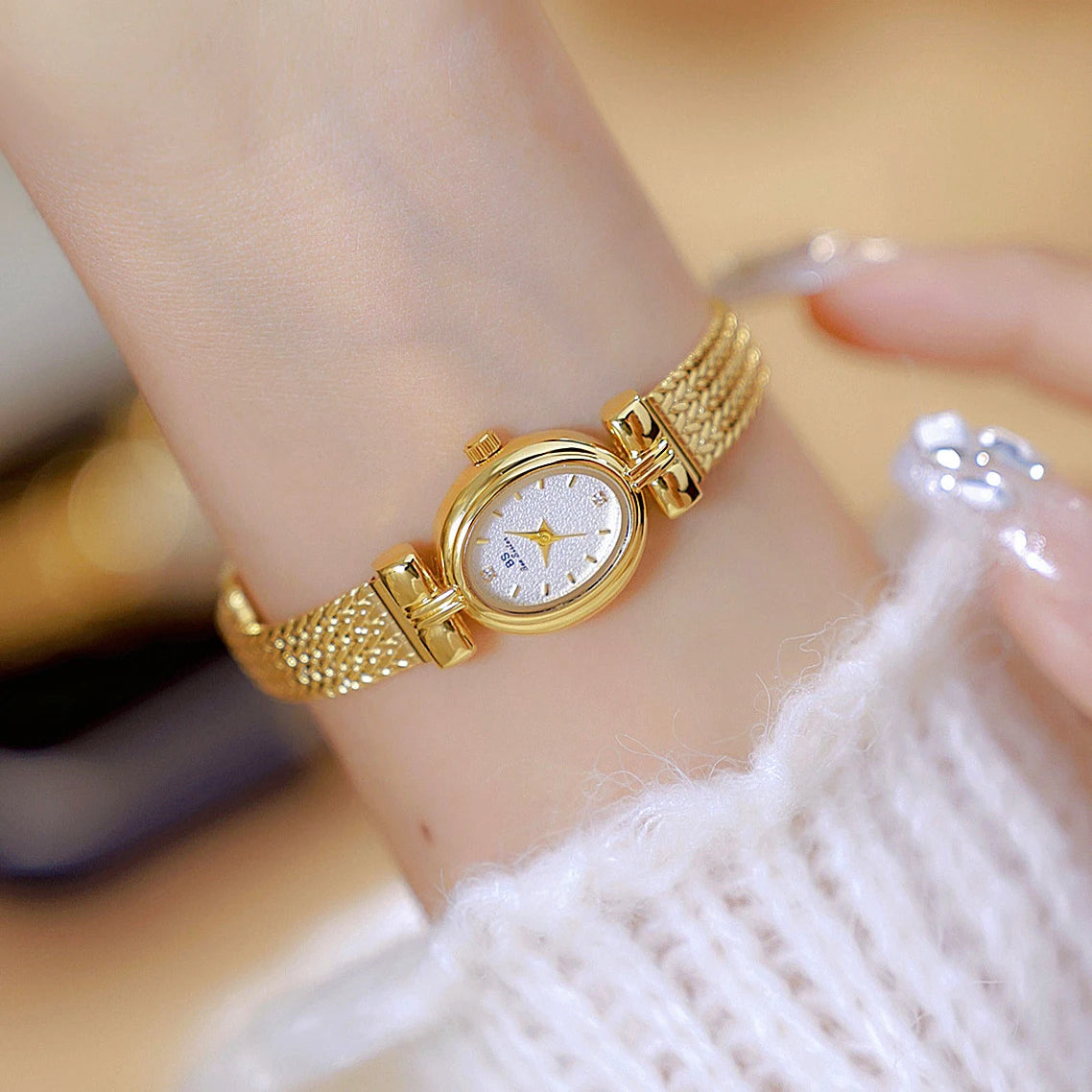 A golden feminine touch that tells the story of your extraordinary elegance