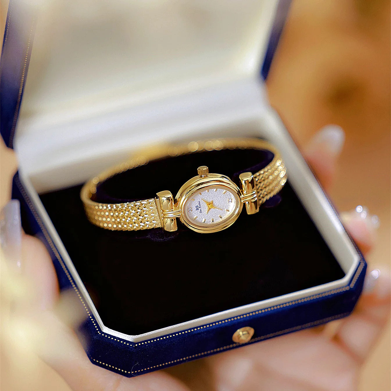A golden feminine touch that tells the story of your extraordinary elegance