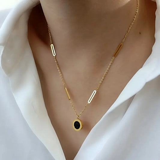 A modern touch with a classic sparkle. A contract that combines the appeal of gold and the mystery of black.